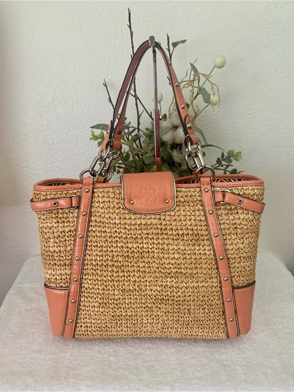 Coach Hamptons Woven Straw Coral Appliqué/Floral Embellished Shoulder/Tote Bag - Picture 4 of 10